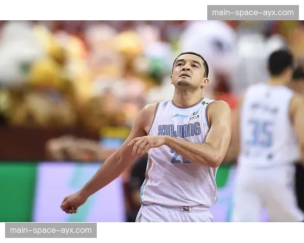 特写:克莱蒙功勋老将训练后加练点球,新型智能发球机全程辅助 特写:克莱蒙功勋老将训练后加练点球,新型智能发球机全程辅助